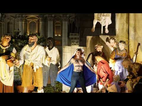 Des Femen, seins nus, dans la crèche de Noël du Vatican