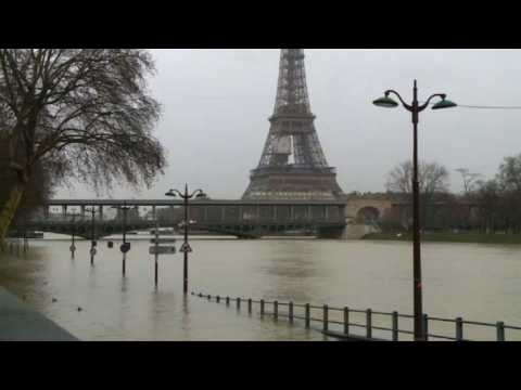 As Seine rises, flooding continues in Paris (2)