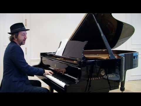 "Assassine de la nuit" d'Arthur H, au piano et en acoustique