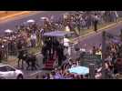Pope breaks protocol and attends to fallen policewoman on horse - Label : AFPTV - First images - Category : News
