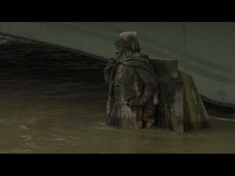 Seine inches higher, keeping Paris on alert (2)