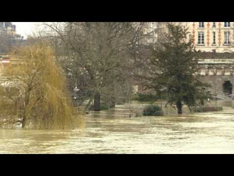 Seine inches higher, keeping Paris on alert