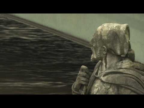 Paris braces for floods as swollen Seine inches higher