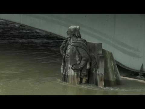 Paris: after peak, flooded Seine begins slow descent