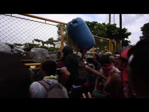 Clashes between police and migrants on Guatemala border