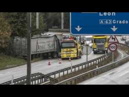 Retenciones en la autopista en Oviedo en dirección Gijón y Avilés tras atravesarse un camión