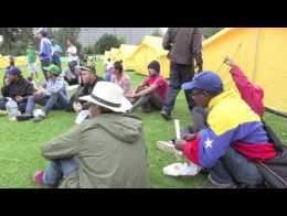 Migrantes venezolanos son reubicados en Bogotá entre protestas