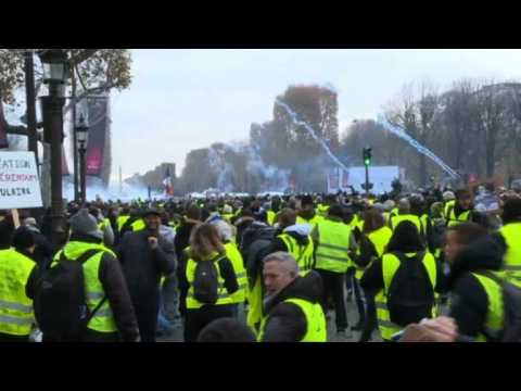 'Yellow vest' protests: Tensions flare in Paris