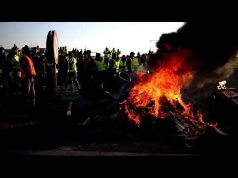 'Yellow vest' protesters block roads and burn tyres near Caen