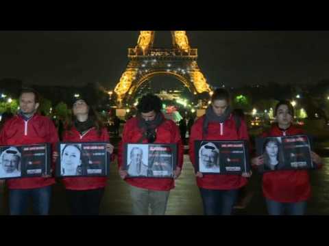Eiffel tower goes dark to denounce crimes against journalists