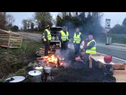 Video Un Gilet Jaune Tente De Bloquer Tout Seul Un Rond