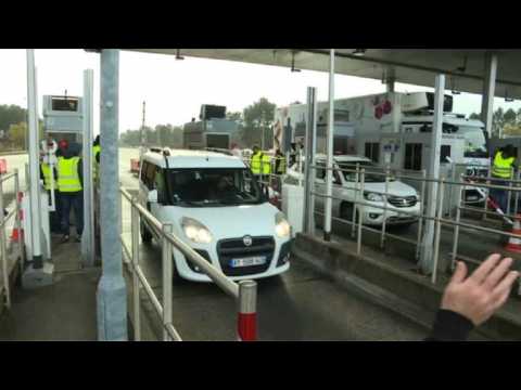 'Yellow vests' stage protest at toll station