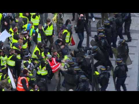 'Yellow vest' protesters and police clash on Champs-Élysées
