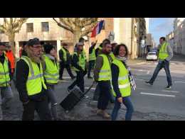 Des Gilets Jaunes Dans La Galerie Marchande De Carrefour