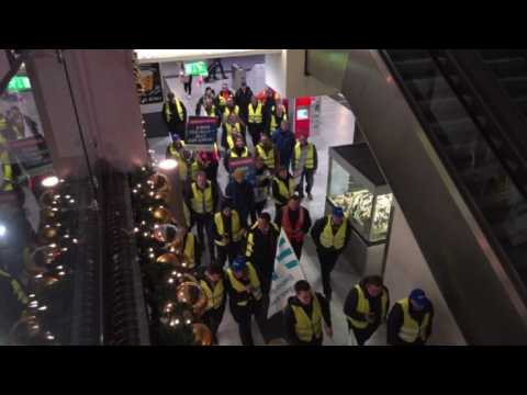 German rail workers protest wearing yellow vests