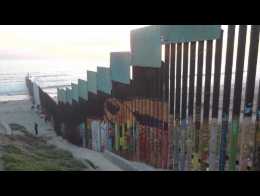Un mural en la barda fronteriza entre México y Estados Unidos