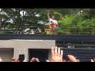 Leopoldo Lopez raises Venezuelan flag from rooftop amidst cheers