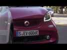 smart fortwo cabrio electric drive berry red Driving in the city | AutoMotoTV