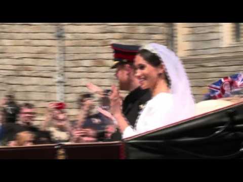 Harry and Meghan's carriage drives through Windsor
