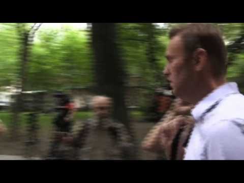 Kremlin critic Alexei Navalny arrives for court hearing
