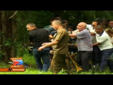 Rescuers attend victims at plane crash site in Cuba (2)