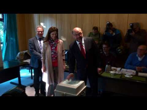 German election: SPD chief Martin Schulz casts vote