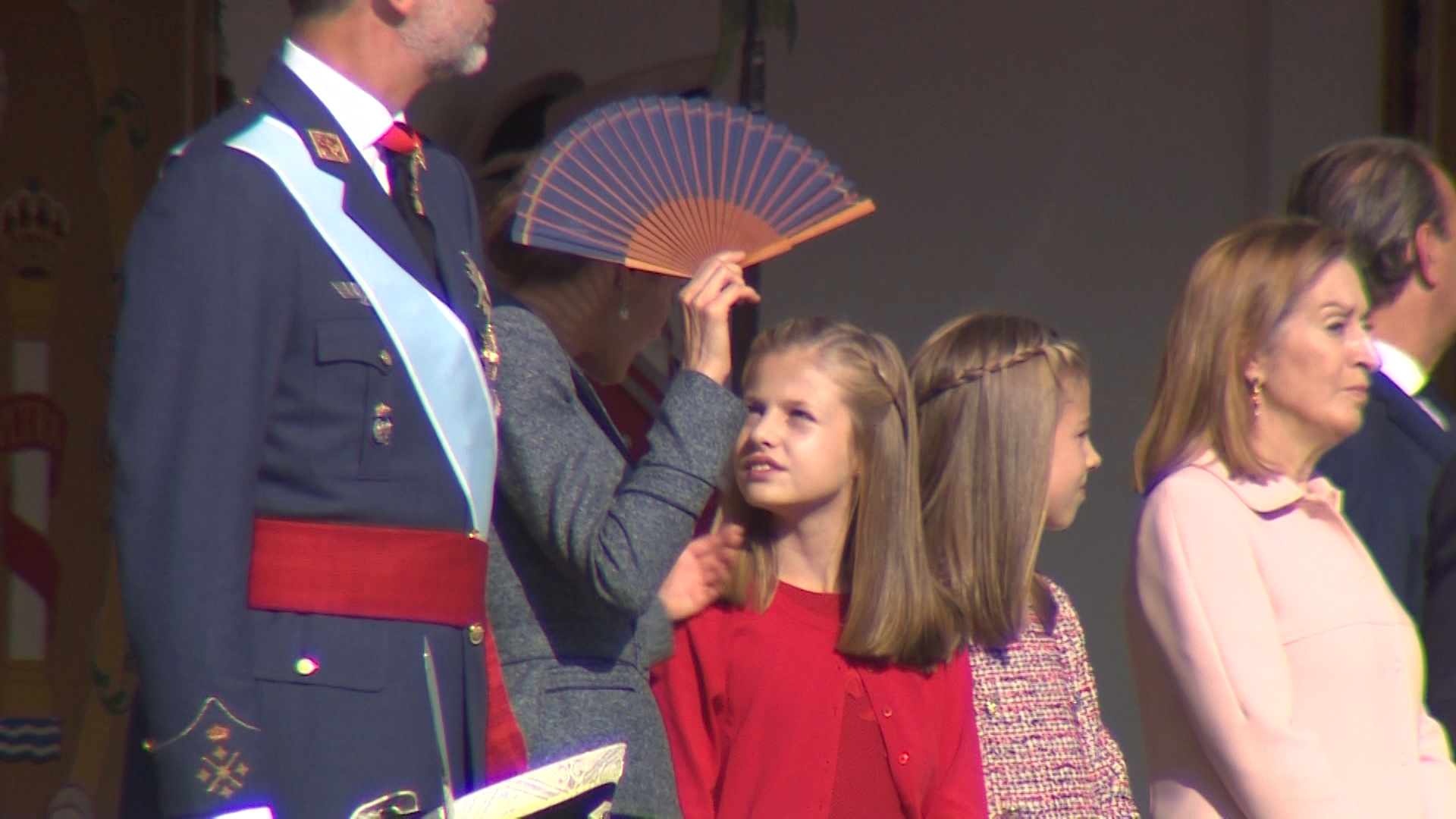 VIDEO : El sol juega una mala pasada a la Reina Letizia y sus hijas