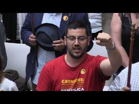 Pro-independence mayors celebrate in Catalan parliament
