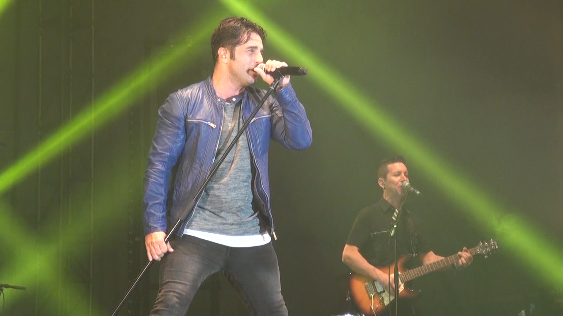 VIDEO : Los misteriosos mensajes de Bustamante en su concierto