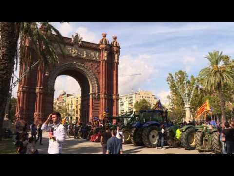 Barcelona: Catalan farmers demonstrate for Catalan independence