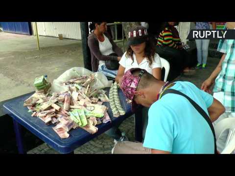 Venezuelan Craftsman Makes Handbags Out of Worthless Banknotes
