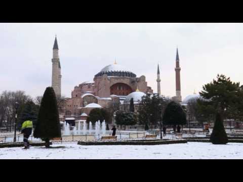 Turkey: Istanbul wakes up under a blanket of snow