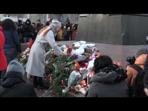 Moscovites pay tribute to mall fire victims