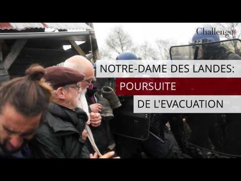 Les pelleteuses de la Gendarmerie rasent des constructions de la ZAD