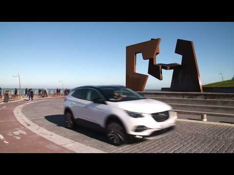 Opel Grandland X Ultimate in Pearl White City Driving