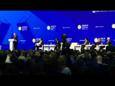 Images of plenary session of the International Economic Forum