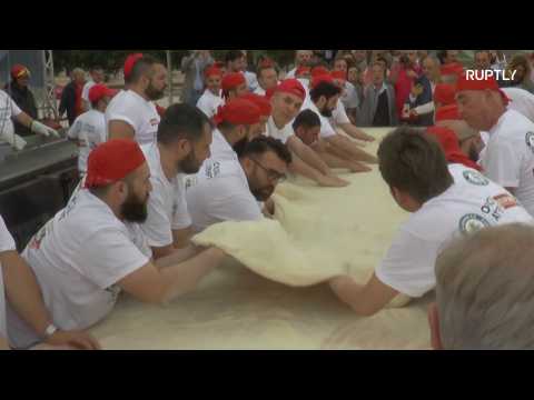 Neapolitan chefs set record for longest deep-fried pizza