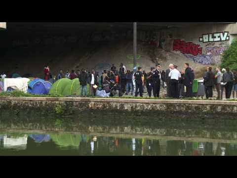 French police start evacuating Paris migrant makeshift camp