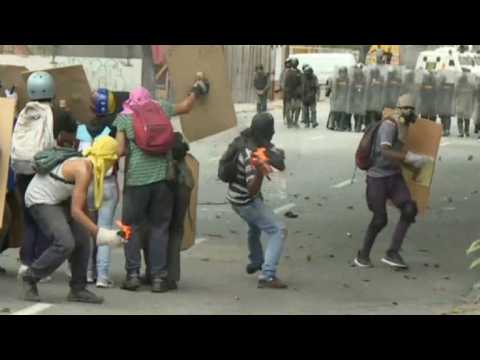 Police, demonstrators clash in demo during strike in Caracas