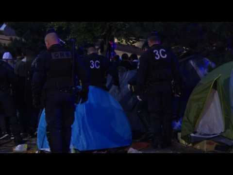Police move over 1,000 migrants from makeshift Paris camp