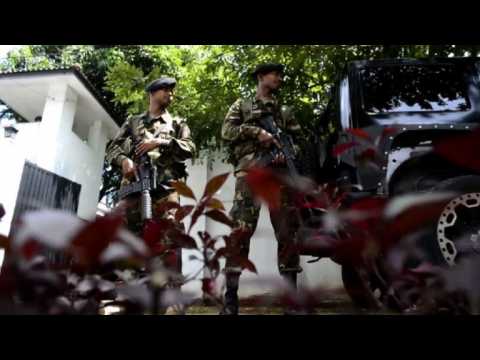 Sri Lankan soldiers stand guard at Rajapakse's residence