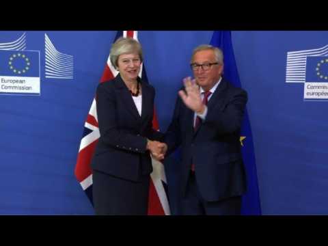 Juncker receives Theresa May at start of Brexit summit