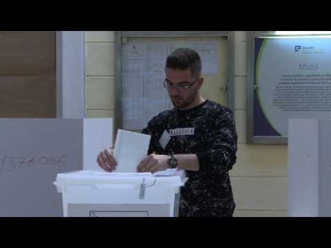 Bosnians vote for leaders of fragmented nation (3)