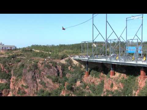 Swinging daredevils brave 1,000 ft drop in China