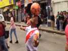 Joga Bonito - Peruvian pensioner tries freestyle football