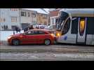 Un tram pousse une voiture en panne à Uccle