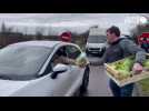 VIDÉO. Agriculteurs en colère. Légumes et laitages distribués sur les barrages dans la Manche