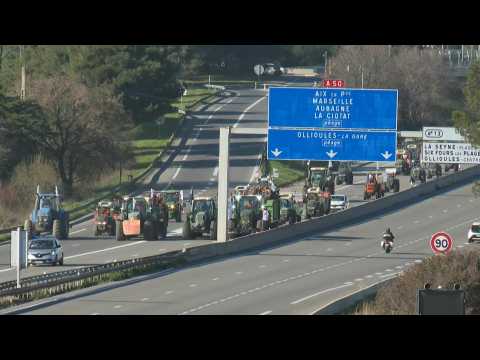 French farmers organise a go-slow operation on motorway near Toulon