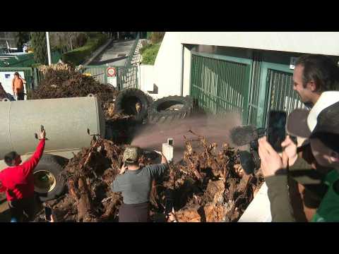 French farmers dump slurry in front of the Var prefecture