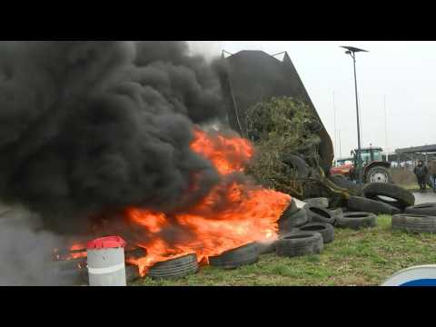 French Farmers burn tyres by food retailer's warehouses